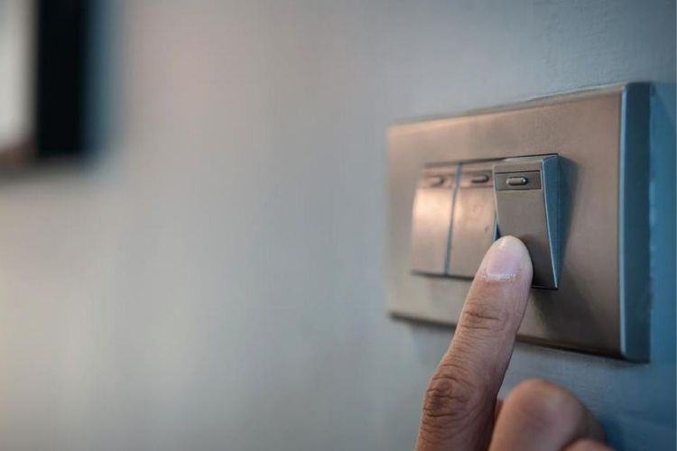 Nên tắt máy lạnh bằng remote hay cầu dao (Hình 4)