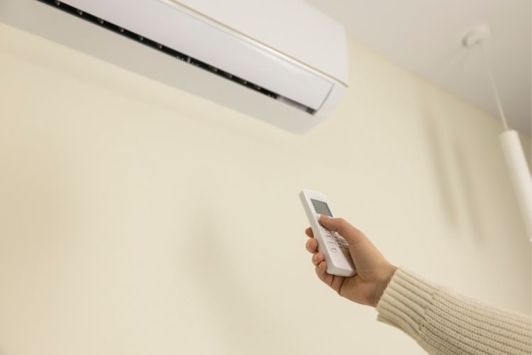 Nên tắt máy lạnh bằng remote hay cầu dao (Hình 1)