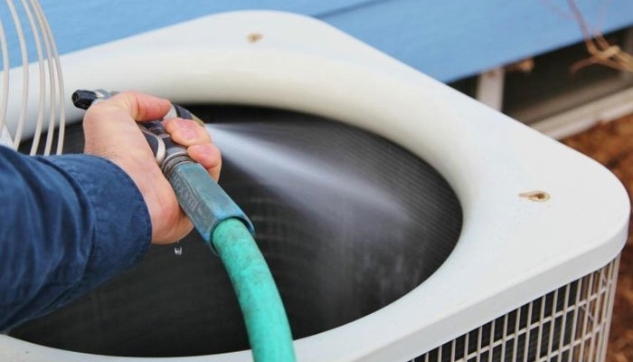 Vệ sinh dàn nóng máy lạnh âm trần