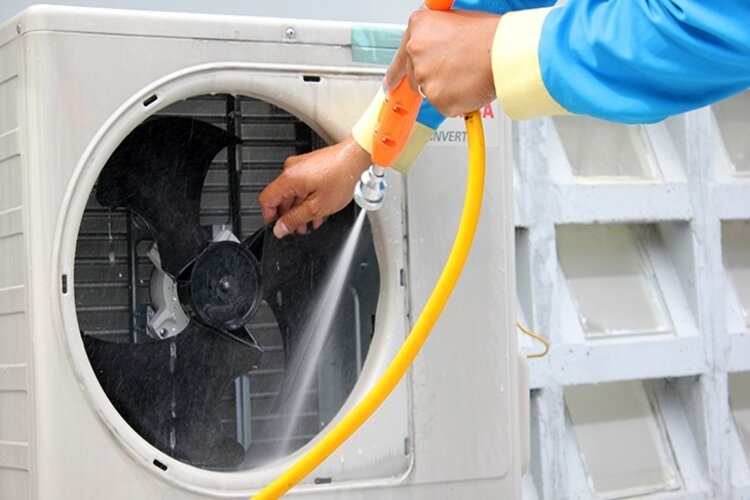 Vệ sinh dàn nóng của máy lạnh áp trần