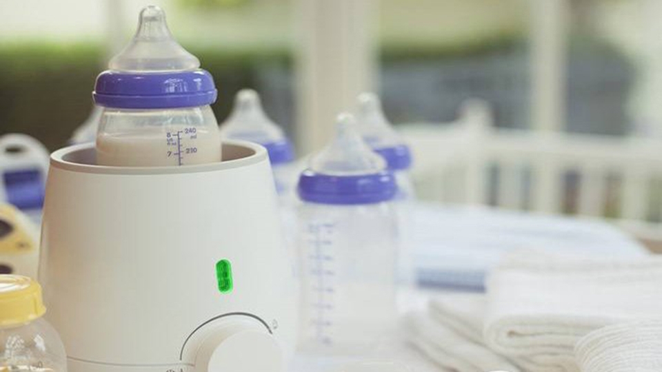 Nên hâm nóng sữa trước khi cho bé sử dụng