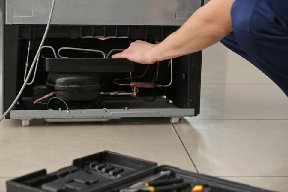 Khay nước phía sau tủ lạnh có tác dụng gì 2