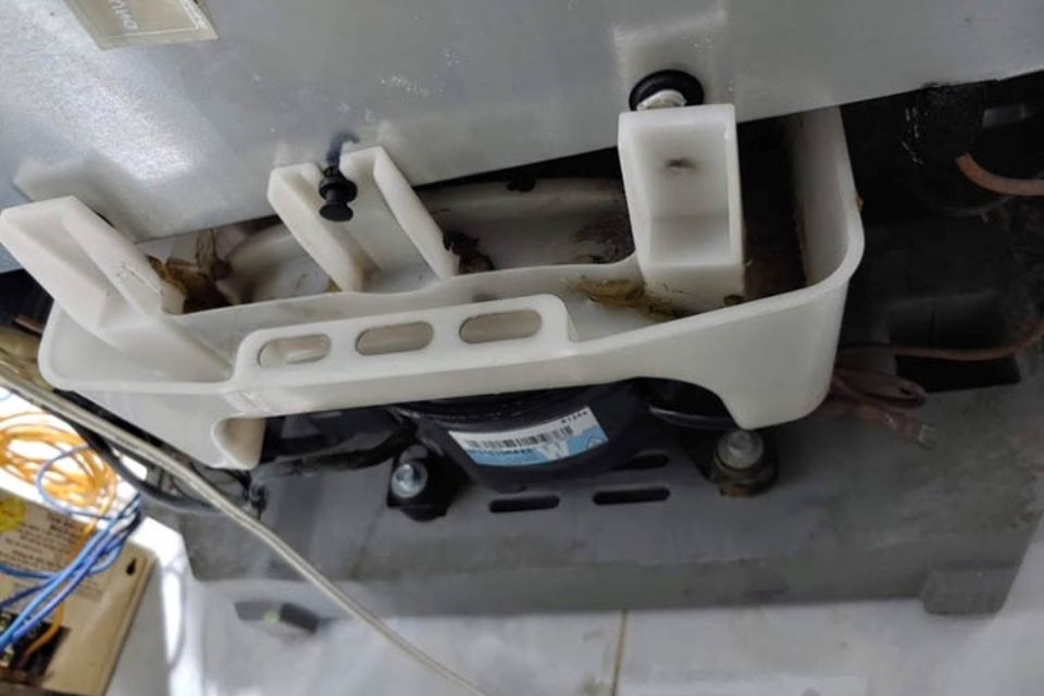 Khay nước phía sau tủ lạnh có tác dụng gì 3