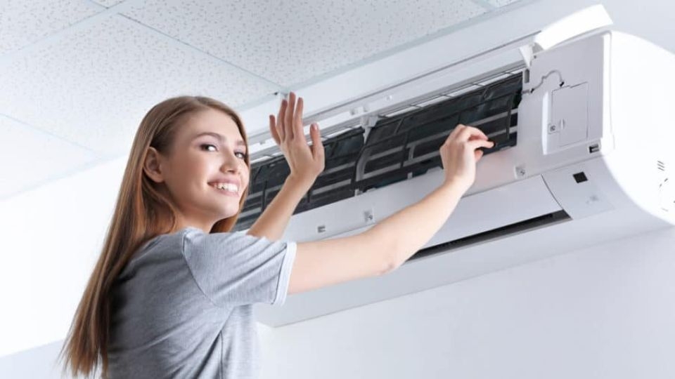 Kiểm tra xem mắt nhận tín hiệu của điều hòa có đang gặp trục trặc không