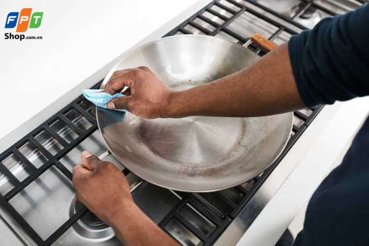 Tẩy sạch vết bẩn và bảo vệ vật liệu với chất tẩy rửa trung tính chống ăn mòn