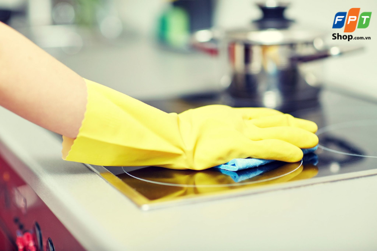 Sử dụng đầy đủ đồ bảo hộ khi tiếp xúc với hóa chất tẩy rửa