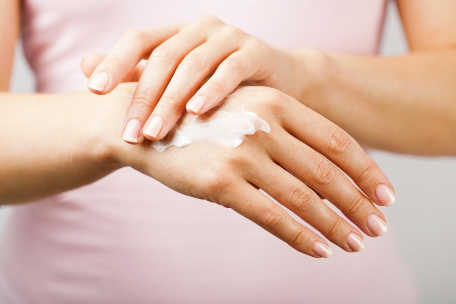 Dưỡng ẩm da tay giúp không bị điện giật