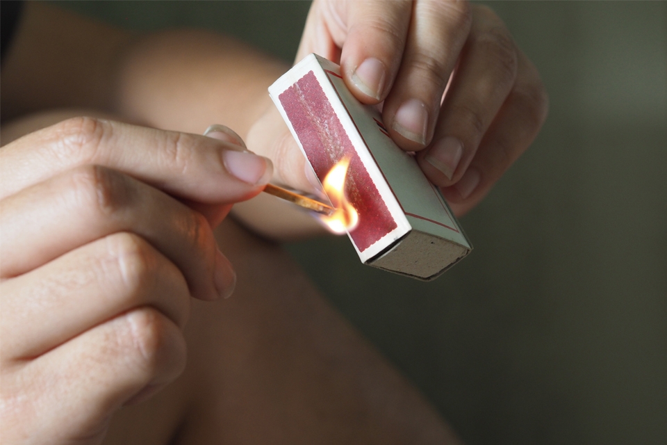 Dùng diêm đang cháy để kiểm tra tủ lạnh còn gas hay không