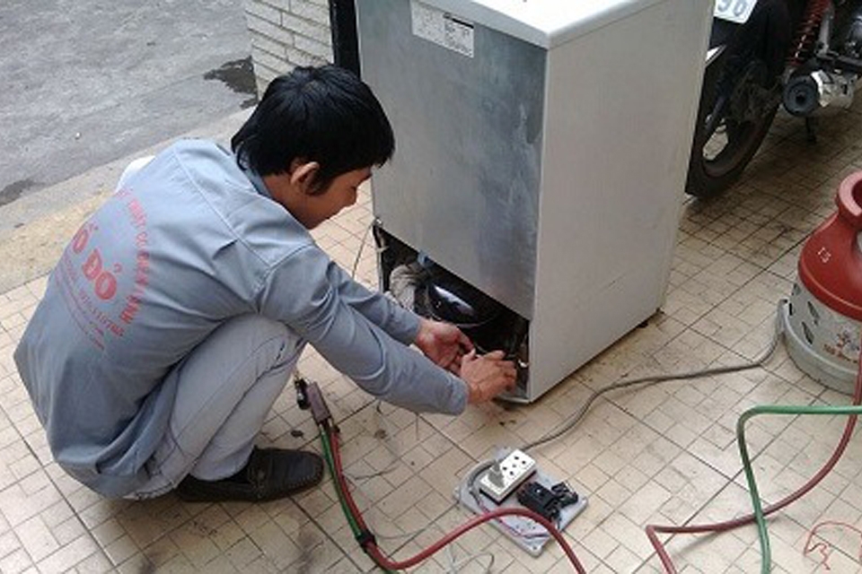 Nếu không có chuyên môn, bạn nên thuê thợ về thay gas tủ lạnh