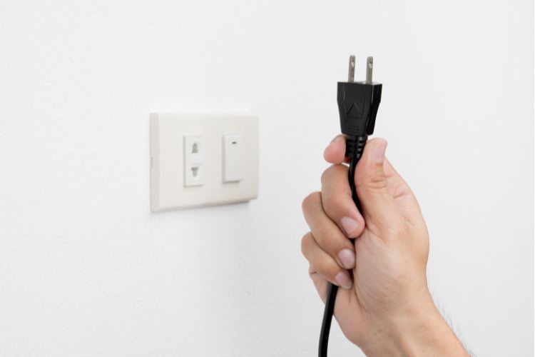 Ngắt nguồn điện trước khi xả tuyết tủ đông Sanaky