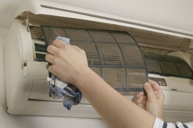 Máy lạnh bị bám bụi lâu ngày cần được vệ sinh
