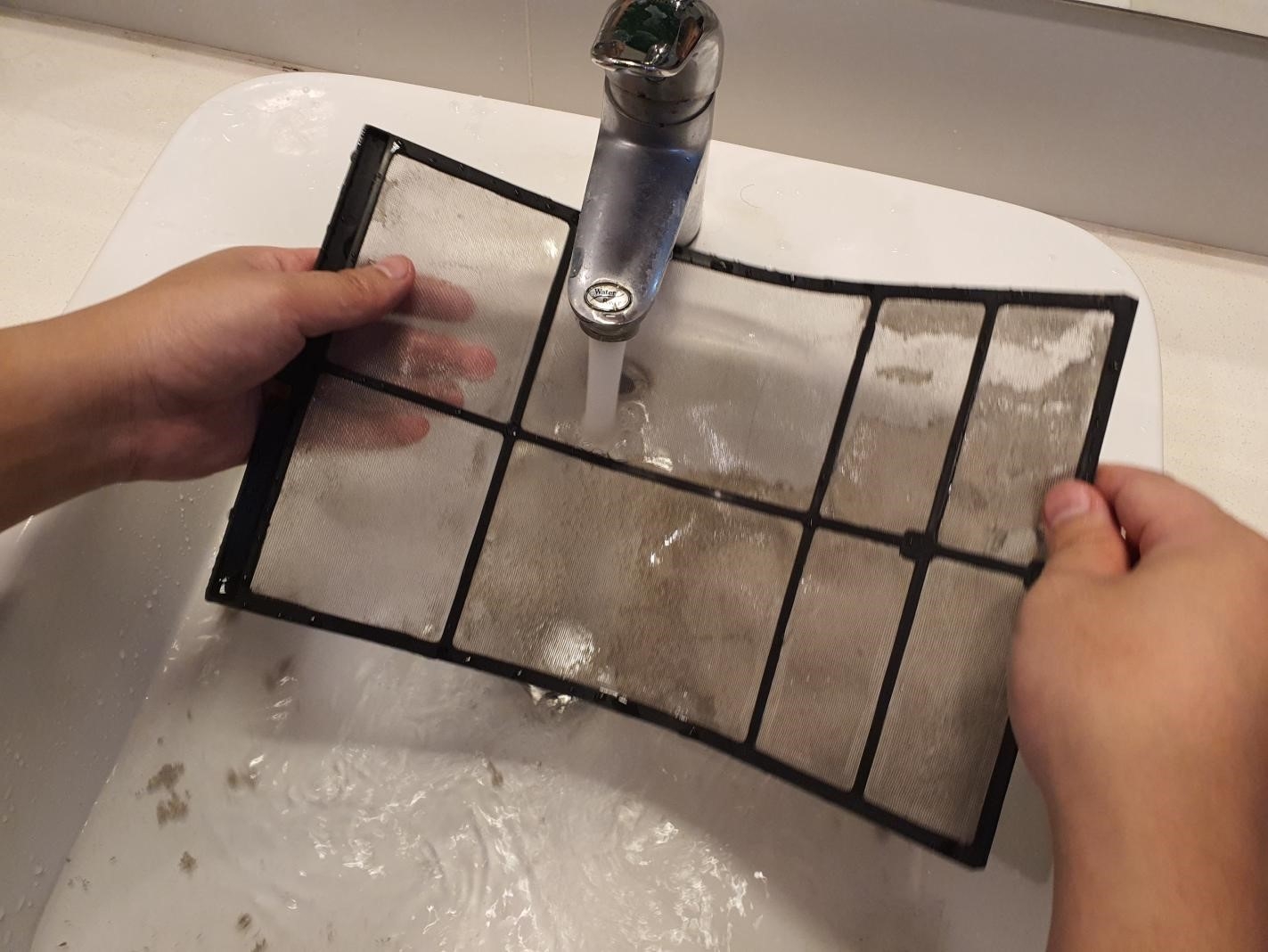 Rửa lưới lọc điều hòa