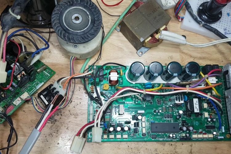 Các phần động cơ của máy lạnh bị hỏng hóc