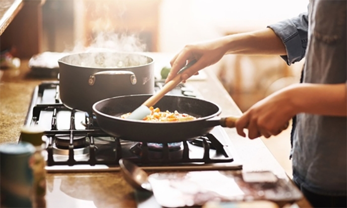 có nên lắp máy lạnh trong bếp 2