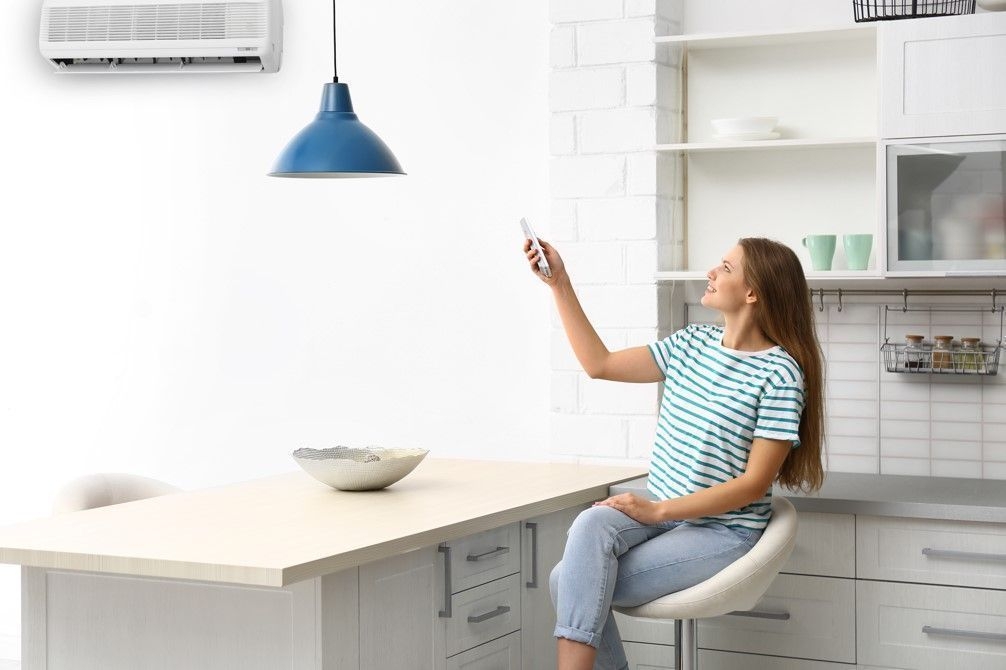 có nên lắp máy lạnh trong bếp 7