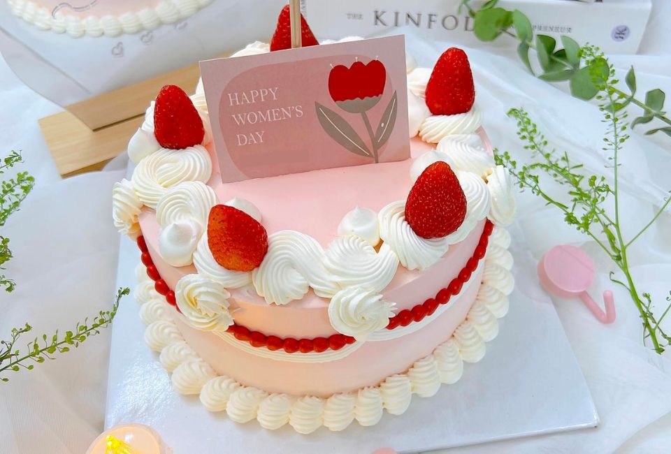 Bánh kem trang trí dâu tây tặng bạn gái