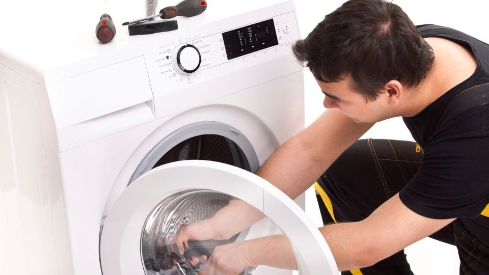 Đưa máy đến trung tâm bảo hành hoặc các cửa hàng có uy tín là lựa chọn thông minh khi gặp các vấn đề kỹ thuật bạn không thể tự khắc phục được