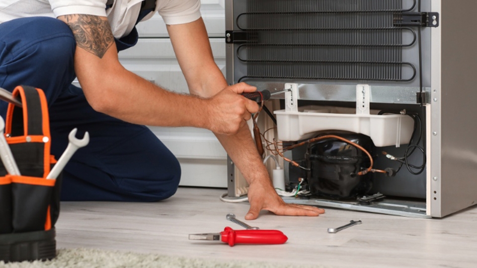 Thay block tủ lạnh đòi hỏi hiểu biết và các thiết bị hỗ trợ