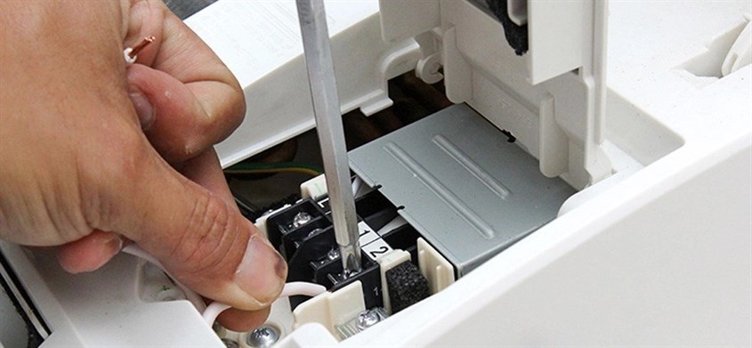 Kết nối các dây bên trong hộp điều khiển của dàn lạnh
