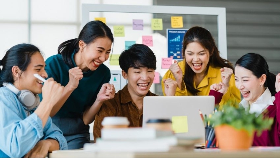 Fresher là những người lao động đã được trang bị một cách đầy đủ các kiến thức căn bản mà người đi làm cần có