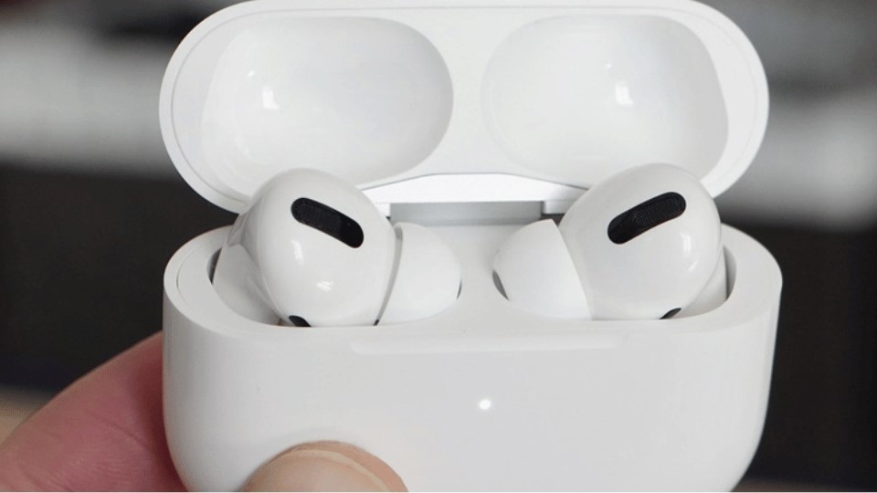 Mở nắp hộp sạc AirPods > Nhấn nút AirPods đến khi thấy đèn nhấp nháy màu trắng.