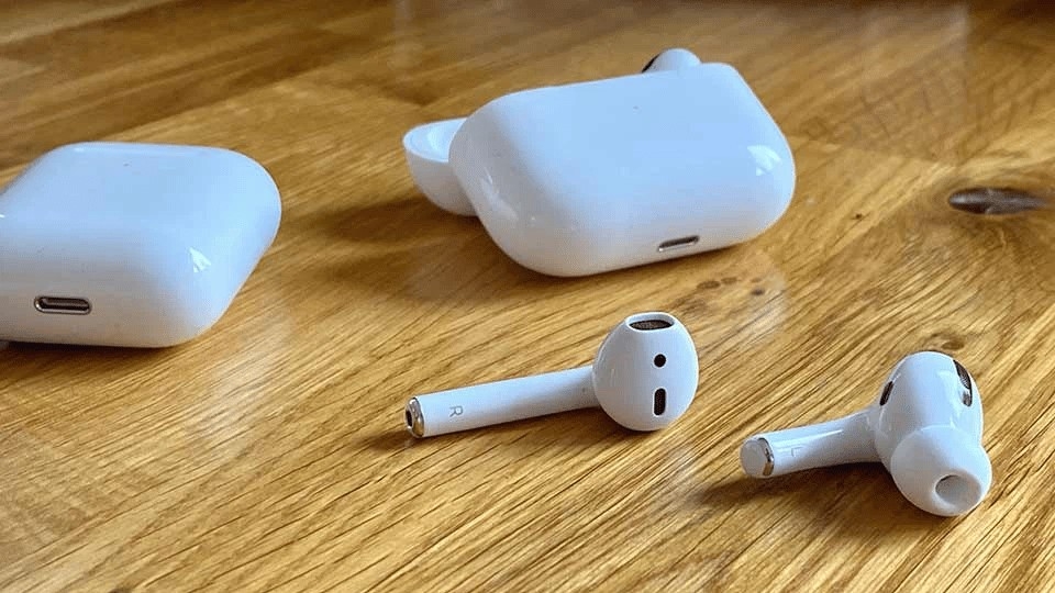 Giữ cho AirPods trên hộp sạc > Mở nắp hộp sạc > Nhấn giữ nút đến khi thấy đèn nhấp nháy màu trắng.