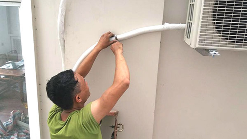 Cố định chắc chắn ống thoát nước điều hoà