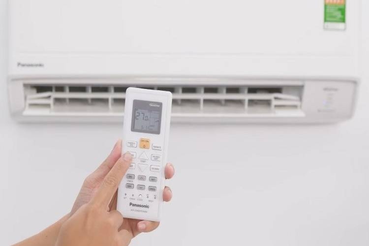 Điều khiển từ xa bao gồm một nút bấm được làm bằng chất liệu cao su có nhãn rõ ràng và rất dễ sử dụng