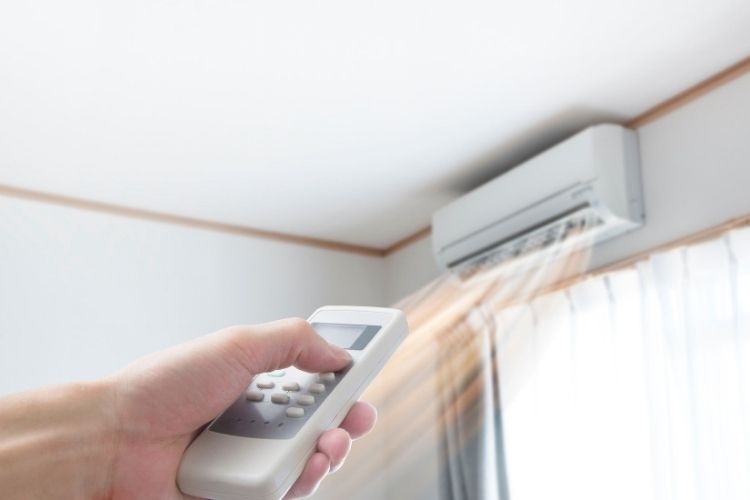 Tăng tốc quạt gió của máy lạnh để không khí được phân bổ đều khắp phòng