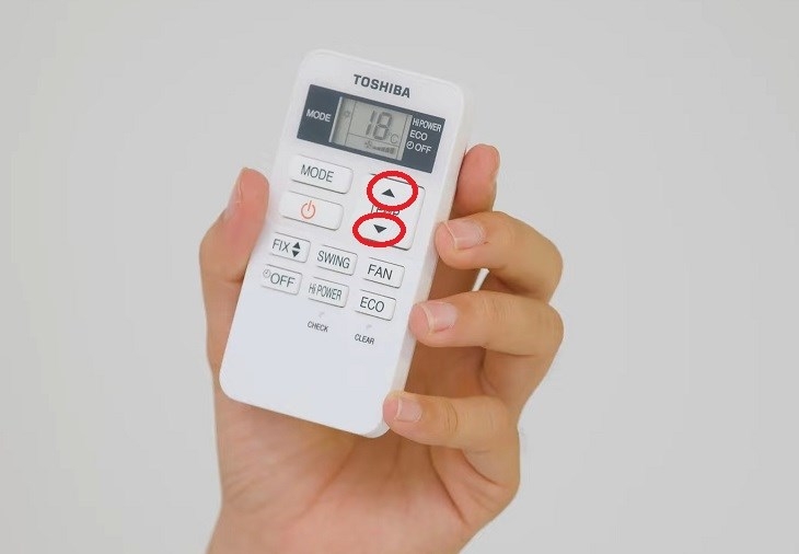 Nhấn 2 phím Tăng và Giảm nhiệt độ trên điều khiển để mở khóa điều hòa Toshiba