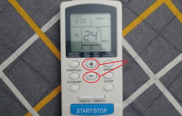 Nhấn nút Trừ và Cộng cùng một lúc để mở khóa điều khiển điều hòa Funiki