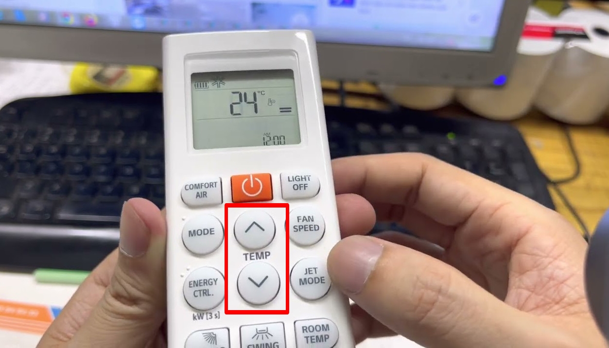 Nhấn đồng thời 2 nút Lên và Xuống nhiệt độ cùng lúc trên điều khiển để mở khóa cho điều hòa LG