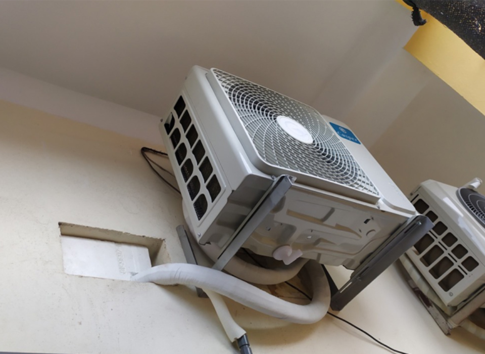 Hiện tượng ống đồng máy lạnh bị rỉ nước là gì