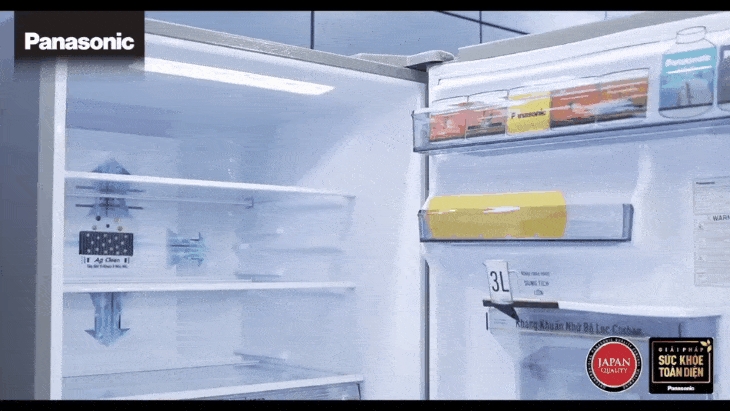 Mở cửa ngăn mát của tủ lạnh