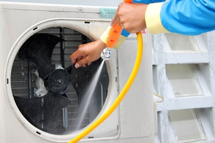 Vệ sinh điều hòa Daikin định kỳ để hạn chế lỗi P4