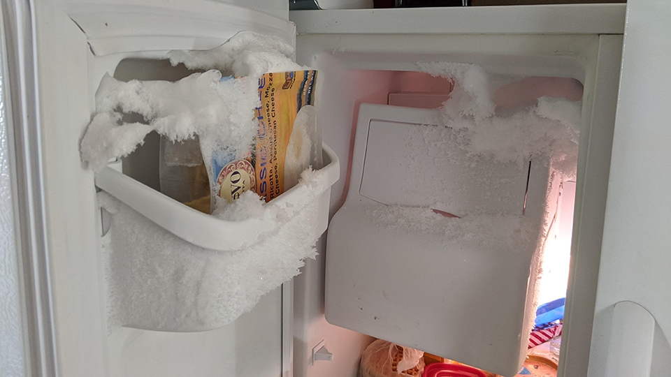 Tủ lạnh đóng tuyết gây khó khăn khi sử dụng