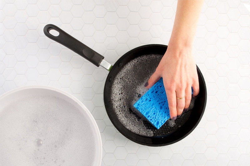 Tránh rửa chảo khi còn nóng