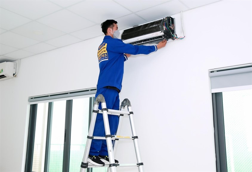 Cánh quạt bám bụi dày đặc do thiếu vệ sinh trong thời gian dài