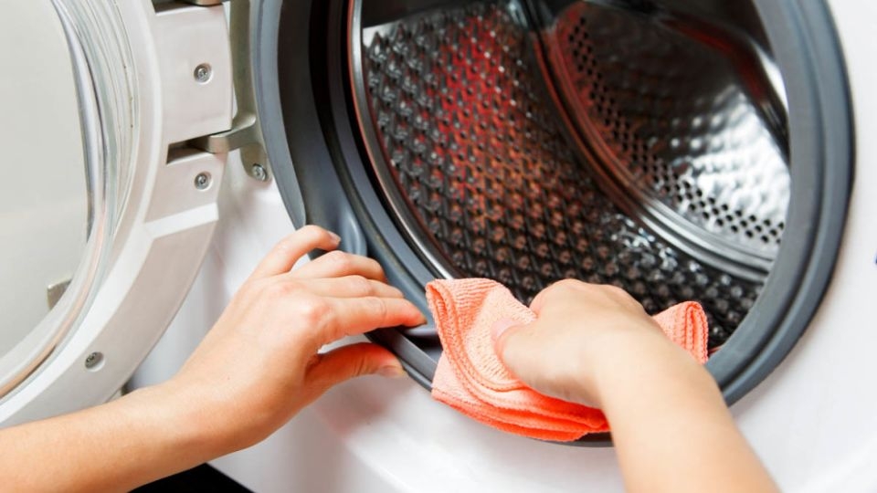 Vệ sinh lồng máy giặt thường xuyên giúp loại bỏ bụi bẩn, nấm mốc và mùi hôi