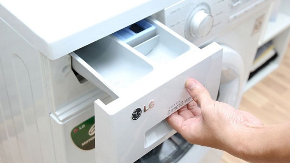 Trước khi vệ sinh máy giặt cần kiểm tra các chi tiết máy xem còn hoạt động bình thường hay không