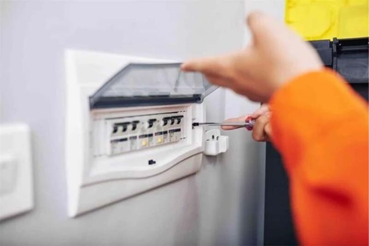 Lỗi nháy đèn nguồn điều hòa LG do nguồn điện chênh lệch