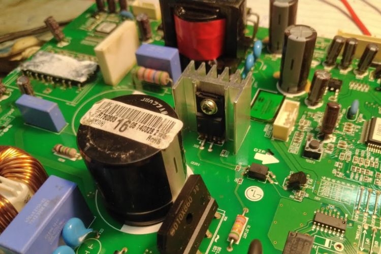 Điều hòa nháy đèn nguồn do board mạch điện bị hỏng