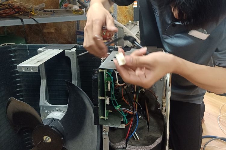 Liên hệ đơn vị sửa chữa để xử lý khi bo mạch bị hỏng