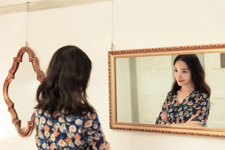 Soi gương đẹp nhưng chụp hình xấu, tại sao xảy ra nghịch lý ấy?