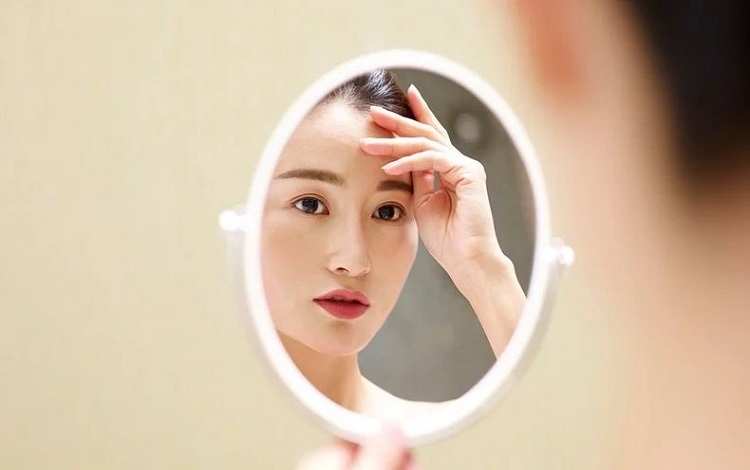 Soi gương đẹp nhưng chụp hình xấu, tại sao xảy ra nghịch lý ấy?