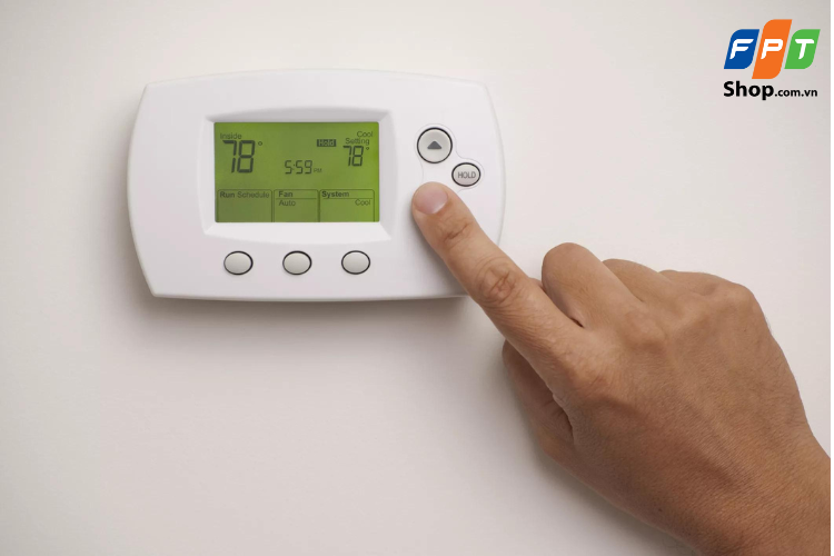 Chuyển về chế độ Auto cho thermostat để xử lý tình trạng quạt gió vẫn chạy khi đã tắt máy lạnh