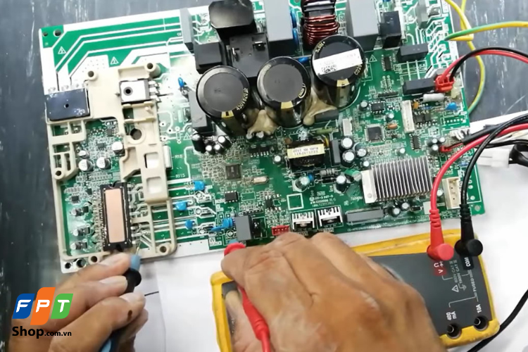 Ngắn mạch hoặc công tắc relay bị hỏng là một trong những lý do quạt gió không nhận được tín hiệu tắt