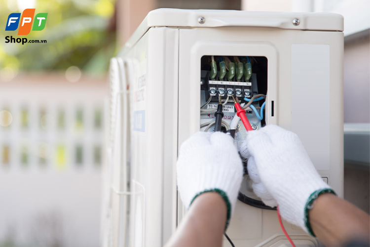 Khi cần sửa chữa điều hòa, tốt hơn hết là bạn nên gọi thợ máy chuyên nghiệp tới để khắc phục vẫn đề