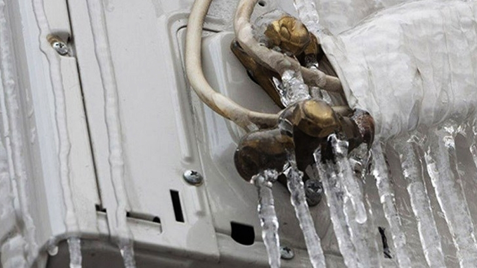 Ống đồng máy lạnh bị đông đá/đóng tuyết.