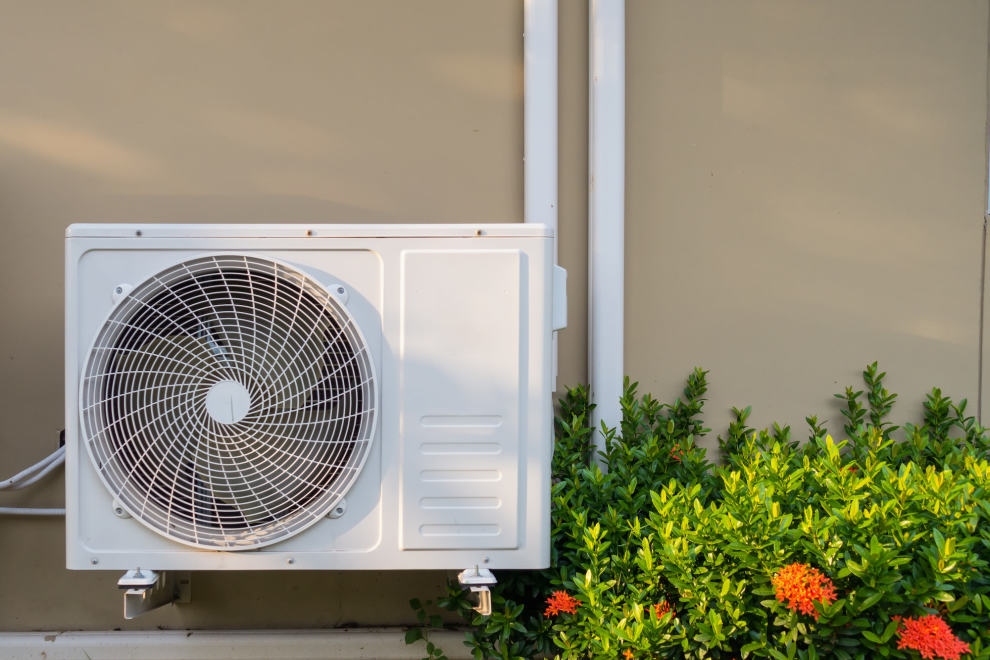 Cách vệ sinh cục nóng lạnh máy lạnh để duy trì hiệu suất và tuổi thọ của thiết bị 1